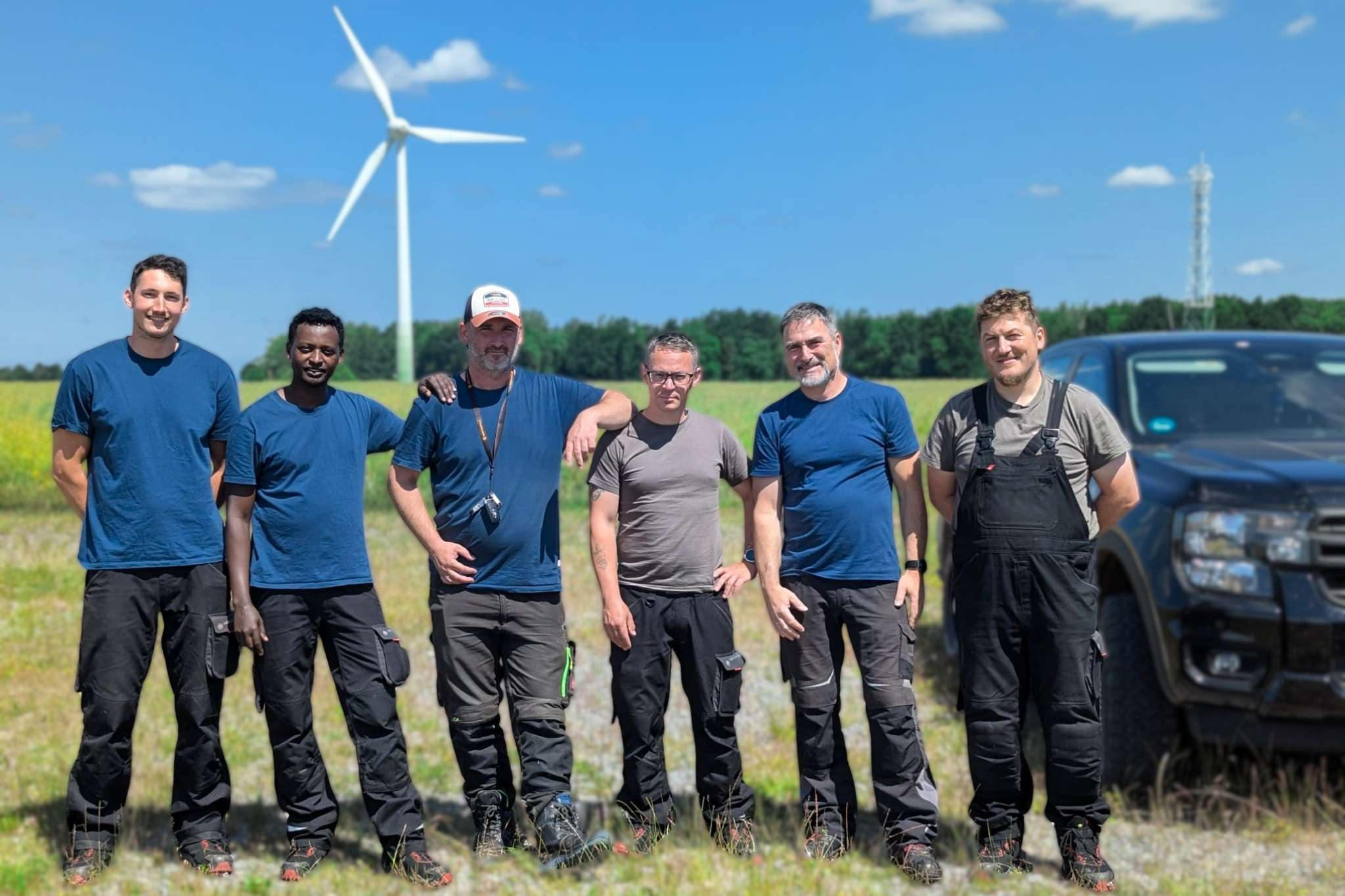 NBB ENERGY Team vor Windenergieanlage