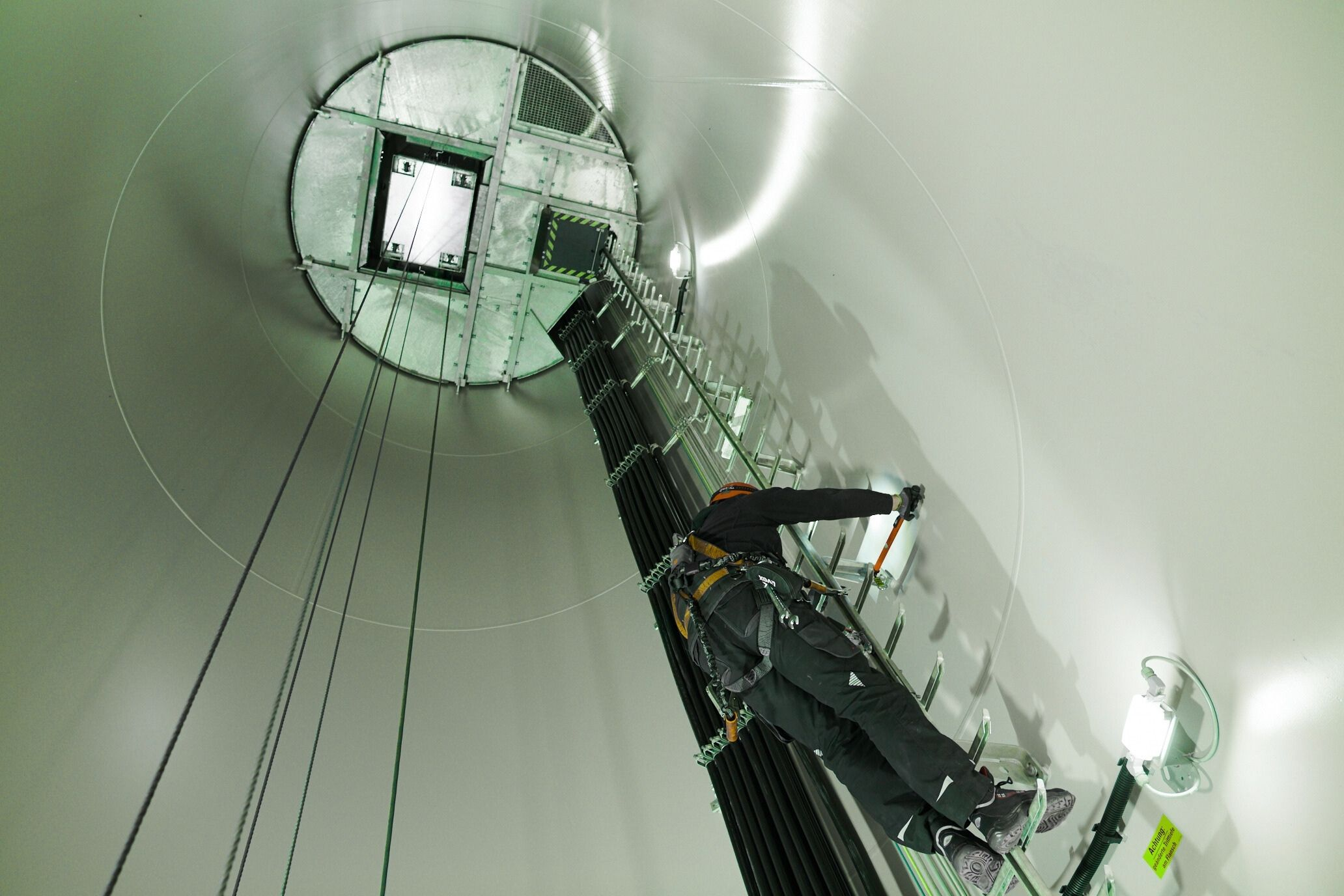 NBB INSPECTIONS Steigeisengang im inneren einer Windenergieanlage