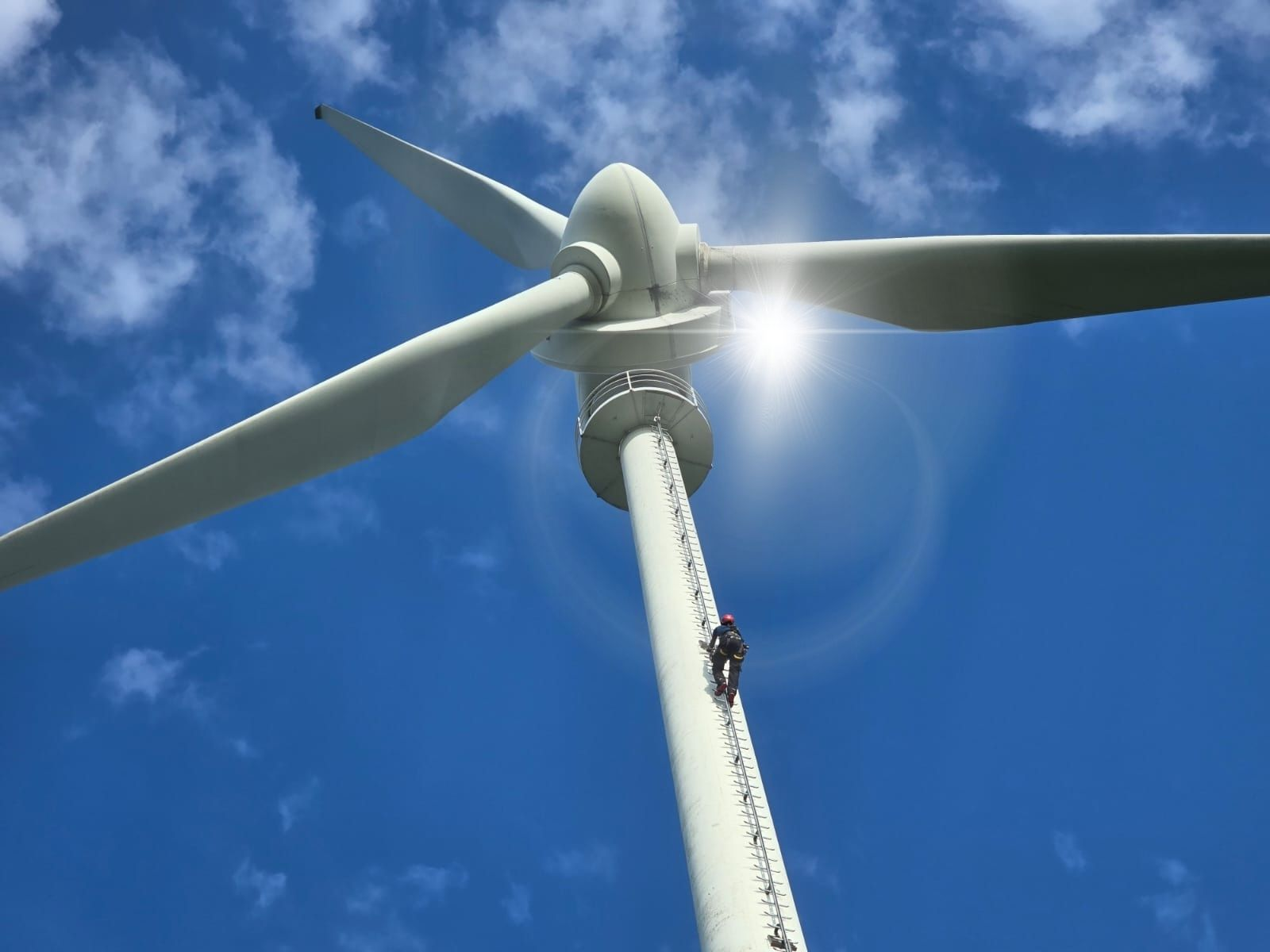 Aufstieg an einer Enercon-Windenergieanlage mit Lichtreflexion